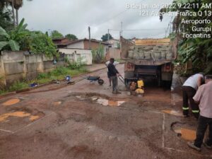 Na manhã deste domingo, 09, a equipe da Secretaria de Infraestrutura esteve realizando o trabalho na Rua D, e outras vias da cidade.