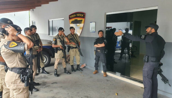 Policiais Civis da 8ª DEIC, ao centro, com participantes do curso - Foto: SSP/Governo do Tocantins