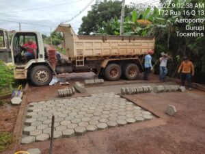 Na manhã deste domingo, 09, a equipe da Secretaria de Infraestrutura esteve realizando o trabalho na Rua D, e outras vias da cidade.