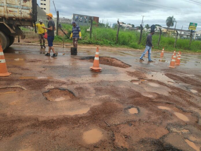 Na manhã deste domingo, 09, a equipe da Secretaria de Infraestrutura esteve realizando o trabalho na Rua D, e outras vias da cidade.