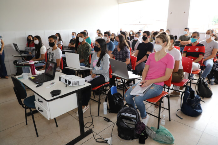 Alunos da Unitins precisam apresentar comprovante de vacinação contra Covid-19 (Foto: Nonato Silva/Dicom Unitins)