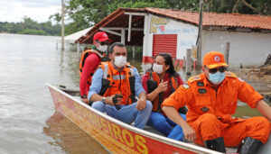 Governador Wanderlei Barbosa acompanha trabalho da Defesa Civil na região de Miracema, que foi atingida por cheia do Rio Tocantins - (Crédito foto: Antônio Gonçalves/Governo do Tocantins)