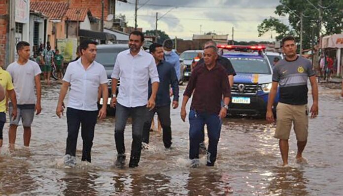 Governador Wanderlei Barbosa verifica a situação de moradores desabrigados em São Miguel do Tocantins - (Crédito foto: Antônio Reis/Governo do Tocantins)