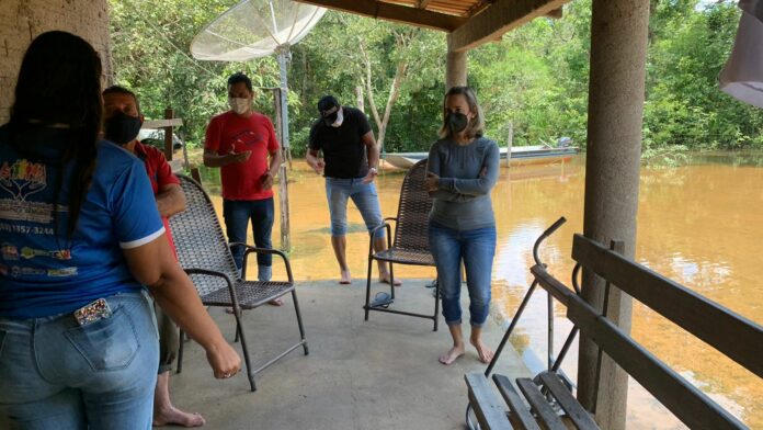 Atendimento da Defensoria Pública em casa na zona rural de Formoso do Araguaia. MOradia está cercada pela inundação causada pela cheia no rio Formoso. crédito: Marcelo Les / Comunicação DPE-TO