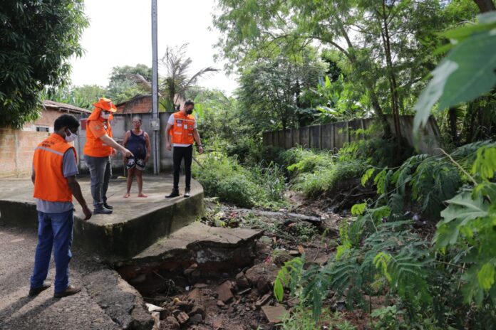 Técnicos da Coordenação de Defesa Civil de Gurupi visitaram pontos críticos de alagamento, que causam riscos de desabamento de residências