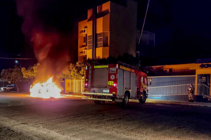 O sinistro ocorreu na Avenida Ceará e consumiu rapidamente o veículo