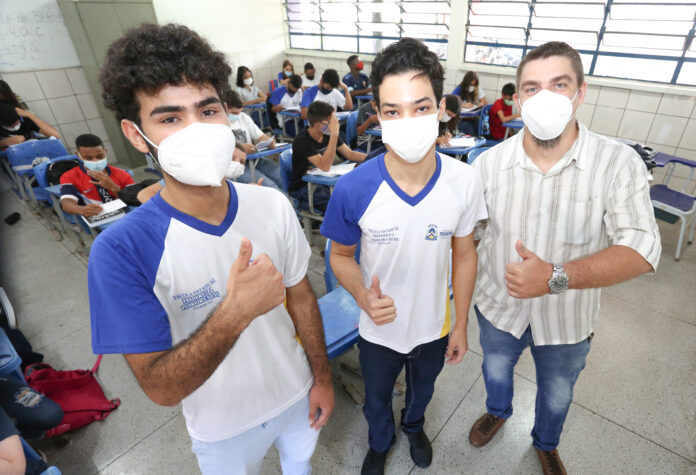 Os estudantes Felipe e Mayconn e o professor Diego Porto falam da participação na OBMEP