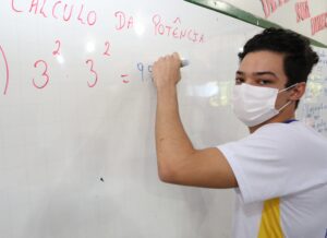 Aluno Mayconn reserva sempre um tempo para estudar Matemática