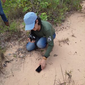 Ana Beatriz, bióloga do Naturatins, registra rastro de onça-pintada na região do Jalapão (Arquivo pessoal)