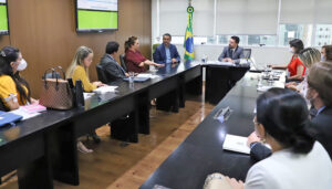 O secretário da Educação, Fábio Vaz, e a senadora Kátia Abreu também participaram da reunião – Foto: Elisângela Silva/Governo do Tocantins