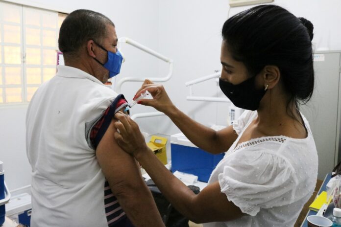 O vaqueiro Genival Glória de Castro foi receber a 1ª dose e disse que o mutirão facilitou o acesso à vacina para quem mora na zona rural.