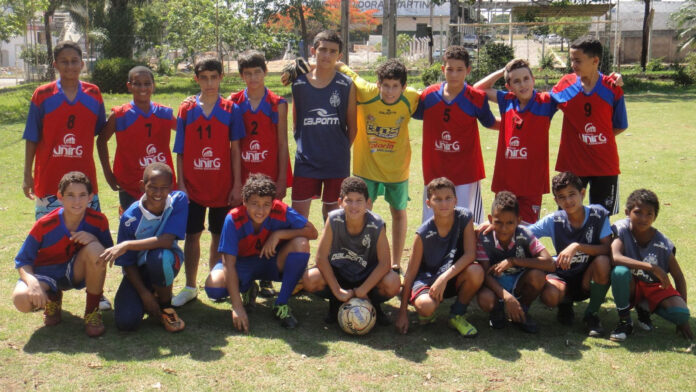 As aulas da Escolinha de Futebol Meninos do Bem serão realizadas nas terças e quintas, às 17h30, no campinho do Centro Administrativo da UnirG.