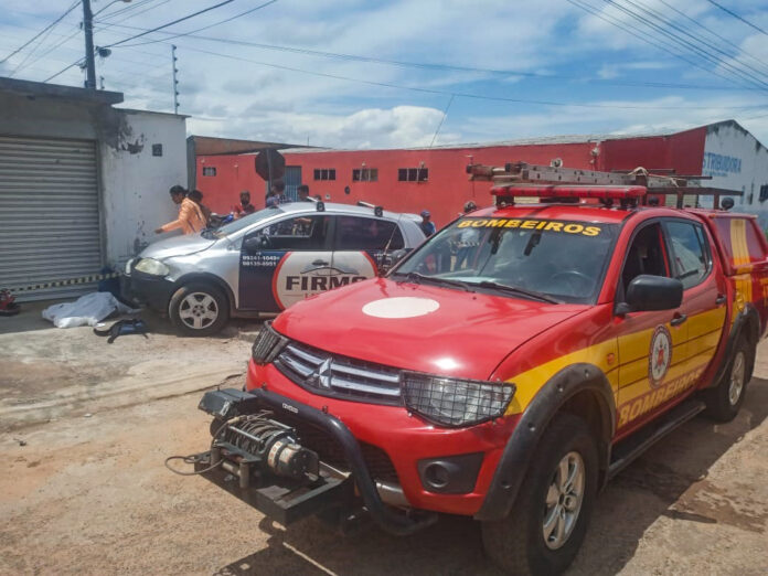 Bombeiros militares em atendimento à ocorrência de acidente de trânsito em Gurupi