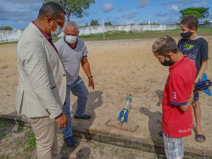 Os testes e lançamento dos protótipos pelos alunos foi acompanhado pelo professor da matéria, pelo diretor da escola, José Filho e pelo gestor da Educação Municipal, Davi Abrantes