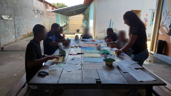 Entre as oficinas previstas dentro do Projeto estão trabalhos manuais com barbante, pallets e artesanato com cerâmica. Créditos: Seciju/Governo do Tocantins.