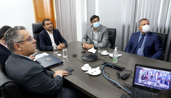 Por videoconferência, governador Wanderlei Barbosa e secretários participaram do X Fórum Nacional de Governadores - Foto: Tharson Lopes/Governo do Tocantins